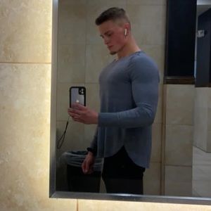 💰Layer8 Men’s long sleeve athletic stretchy shirt (M)